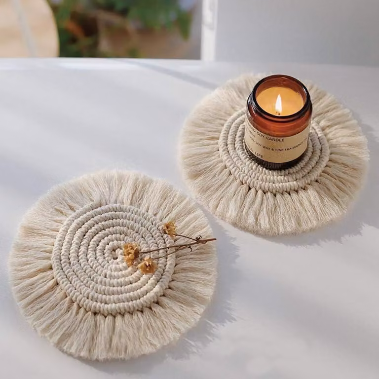 Rond beige boho kussen van macramé en stro voor in huis of de tuin