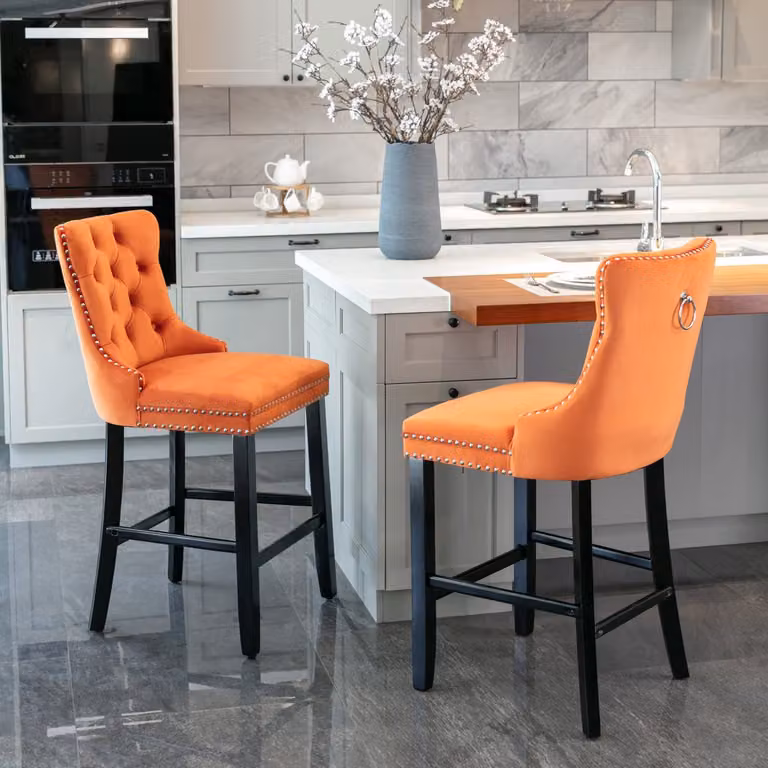 Set van 2 Moderne Velvet Barstoelen met Knopen Tufted Decoratie, Houten Poten en Chrome Nailhead Trim - Oranje