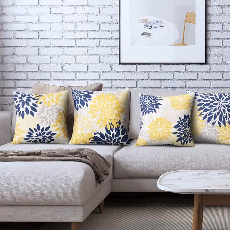 Set van vier decoratieve kussenhoezen met geel bloemig motief, 45 x 45 cm