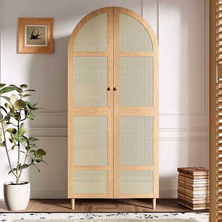 Moderne kledingkast met gebogen deuren en lades voor de slaapkamer of hal, uitgevoerd in hout en rattan