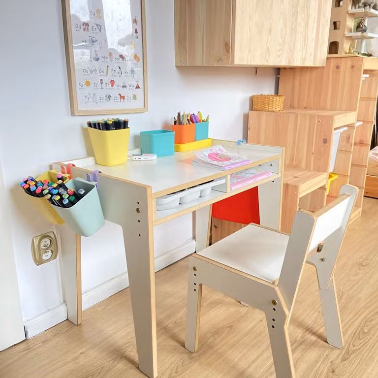 Woodforkids Meegroei Montessori Kinderbureau Set met Verstelbaar Bureau en Stoeltje