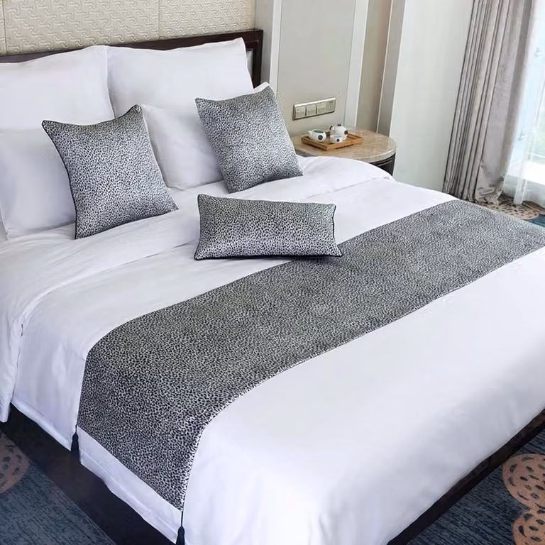 Bedloper Jacquard met luipaardprint textuur - Zwart - 45 x 180 cm