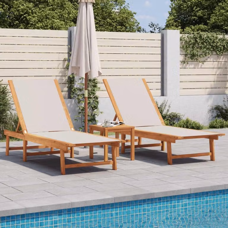Set van 2 grijze ligstoelen met bijzettafel van massief acaciahout en textiel, verstelbare en weerbestendige outdoor meubels voor terras of zwembad