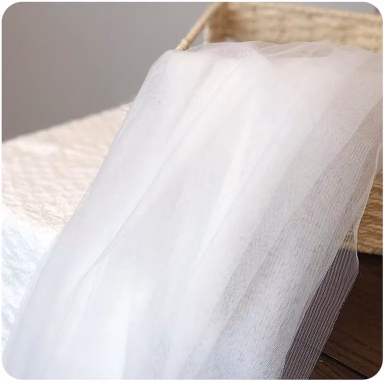 Glanzende organza en tule decoratiestof voor bruiloften en feesten per meter
