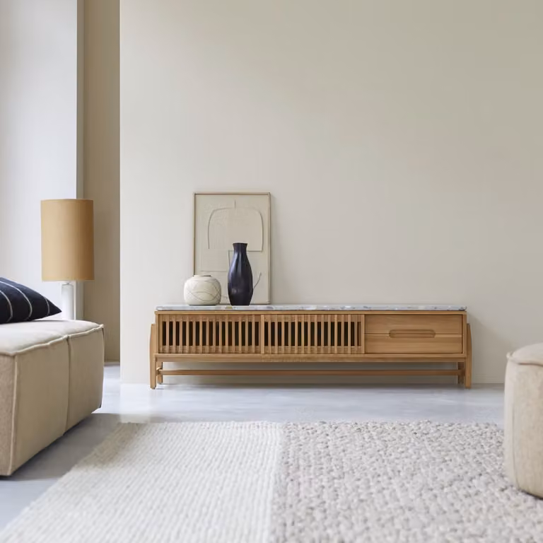 Tikamoon Isaure Tv-meubel van massief teakhout en terrazzo - Naturel - Breedte: 175 cm, Diepte: 45 cm, Hoogte: 44,5 cm