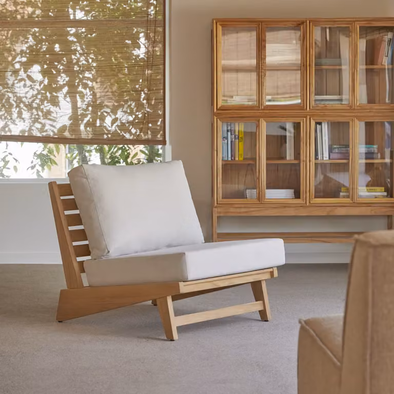 Tikamoon Olia Fauteuil van massief FSC teakhout met wit textiel - B/D/H: 70 x 71 x 90 cm