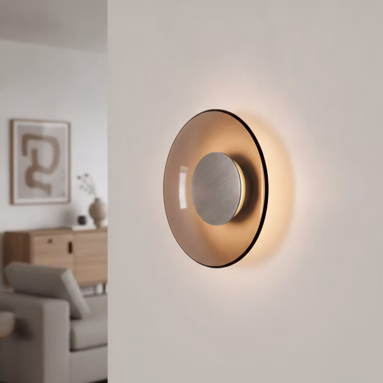 Lyora Wandlamp Esti met bruin glas en aluminium, Ø 32 cm
