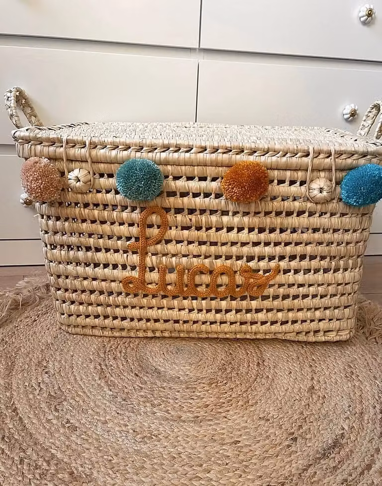 Gepersonaliseerde rieten speelgoedmand met pompon en handvatten van Little G, 60 cm