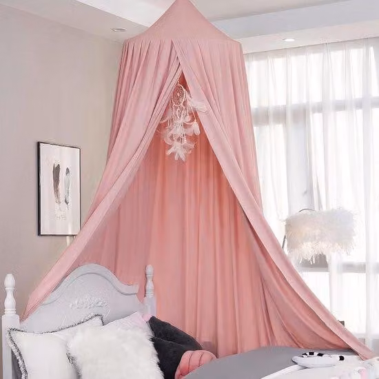 Roze katoenen babybed in hangend model voor de slaapkamer of kinderkamer