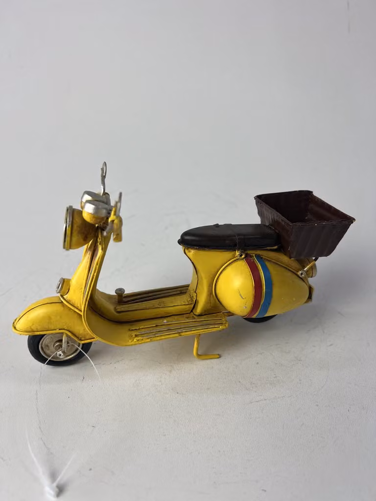 Vespa metalen decoratie met mand in het geel