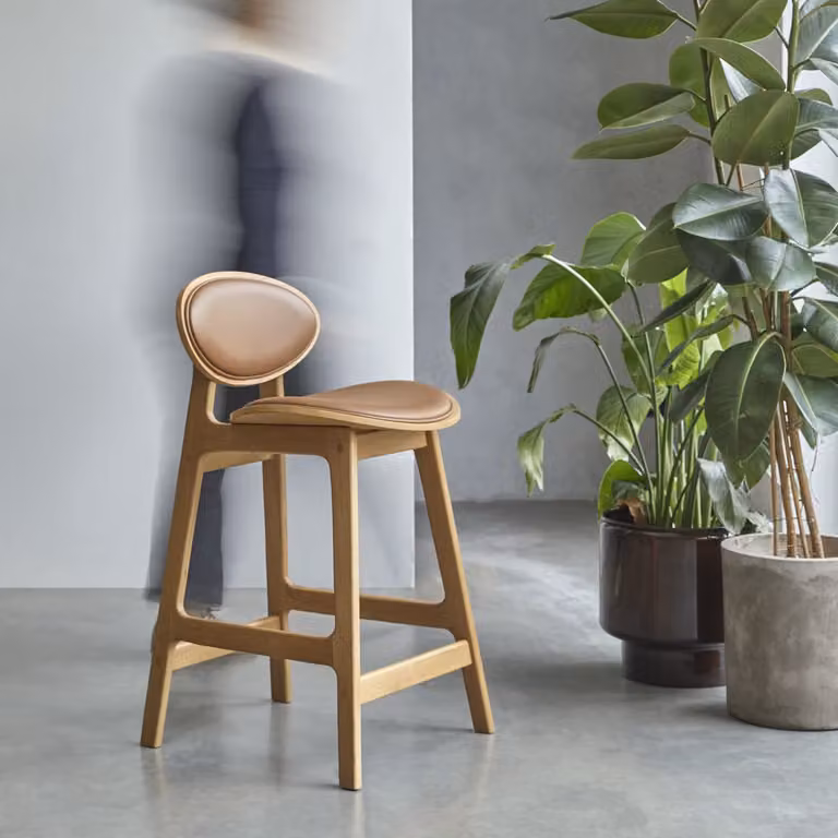 Tikamoon Scandinavische counterstoel van massief eikenhout en leer in beige/bruin