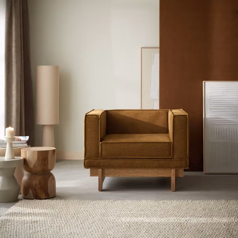 Tikamoon Miu fauteuil met eikenhouten frame en gele stof