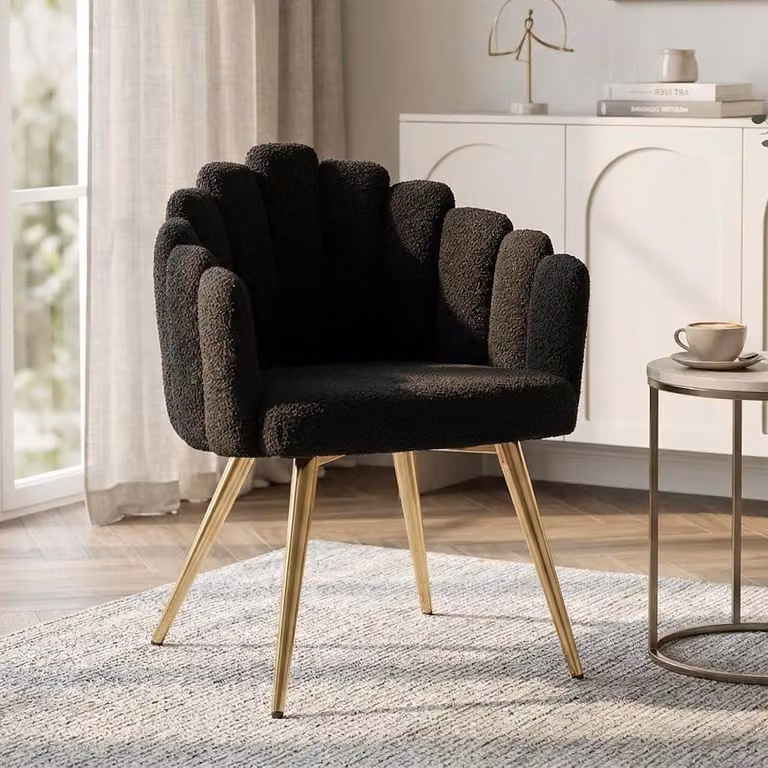 Zwarte lounge fauteuil met kunstbont en vingervormige rugleuning, zitting: 46 x 46 cm