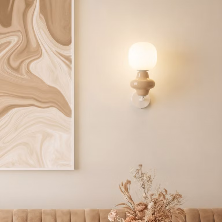 Lyora Wandlamp Clio met keramiek en opaalglas, beige, Ø 15 cm
