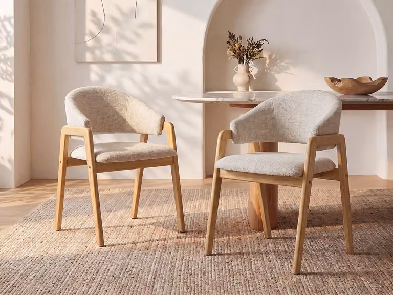 Set van 6 SOLUNA eetkamerstoelen met stoffen zitting en rubberhouten armleuningen - Beige en naturel