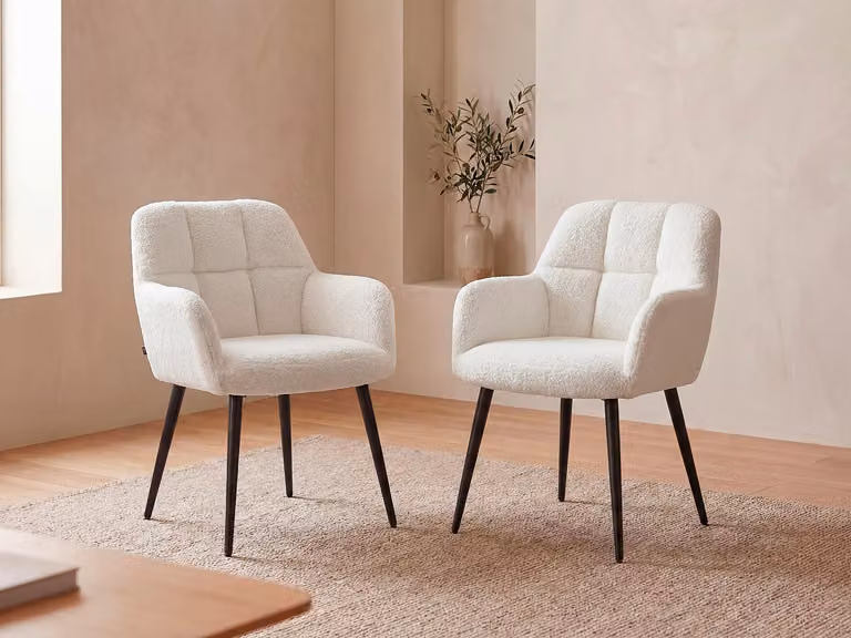 Set van 2 PEGA stoelen met armleuningen in witte boucléstof en metaal