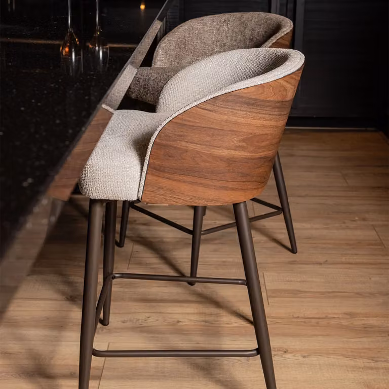 Barkruk Bosca in beige met houten details en metalen onderstel