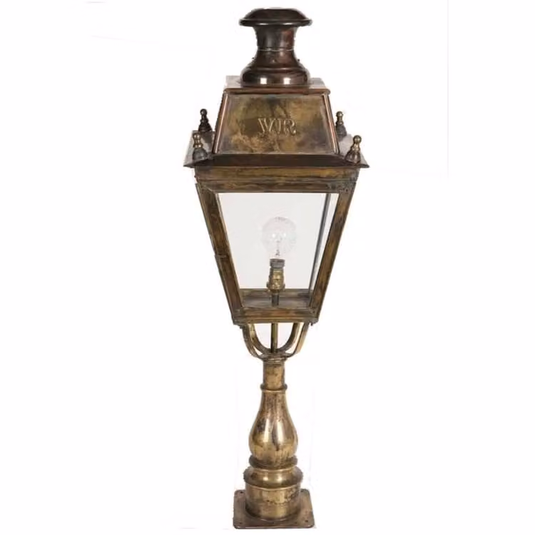 Limehouse Balmoral handgemaakte landelijke buitenlamp in gepoetst goud met glazen details, Hoogte: 87 cm