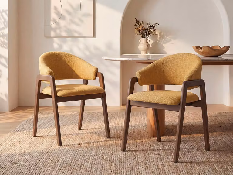 Set van 6 SOLUNA eetkamerstoelen met armleuningen in gele gestructureerde stof en donker naturel rubberhout