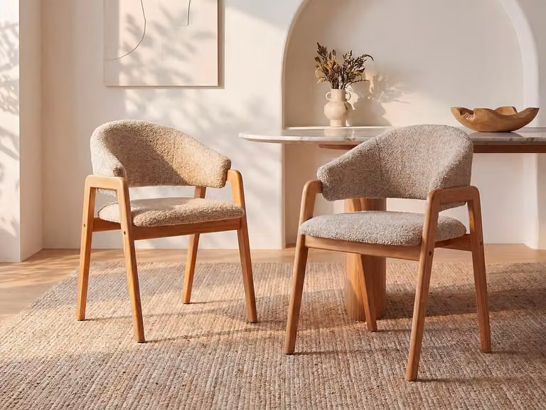 Set van 6 SOLUNA eetkamerstoelen met armleuningen in beige boucléstof en naturel rubberhout