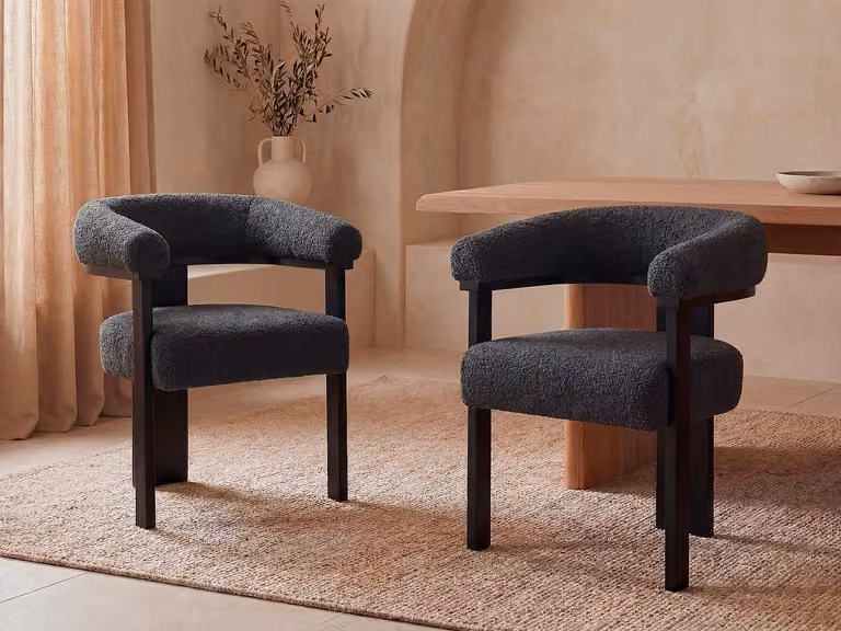 LIVELIA Set van 2 stoelen met armleuningen in donker antraciet boucléstof en zwart rubberhout