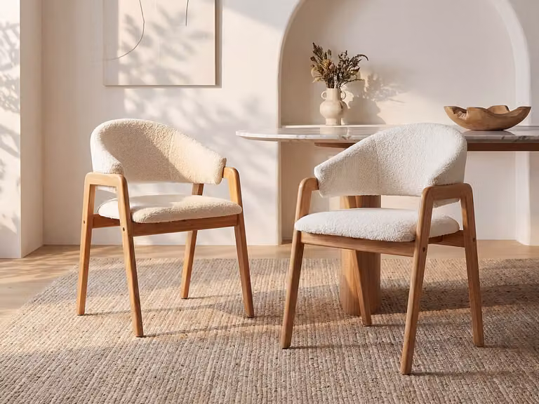Set van 6 SOLUNA eetkamerstoelen met armleuningen in witte boucléstof en rubberhout