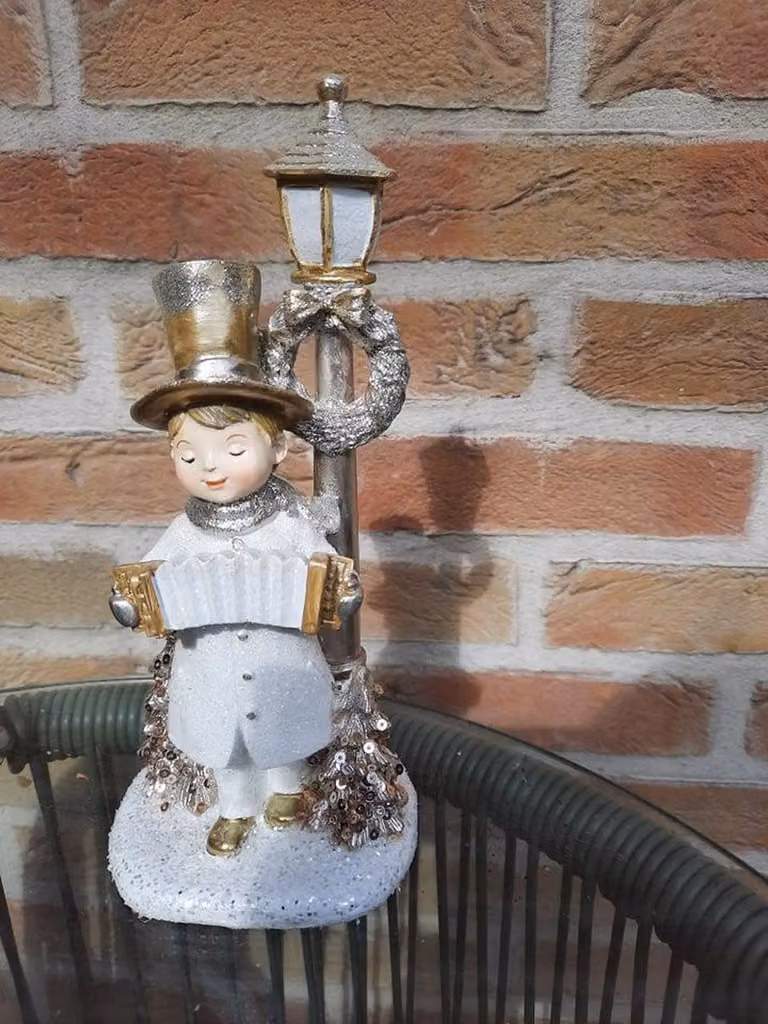 Set van 2 Nostalgische Winterkinderen Decoratie - Jongen met Accordeon en Meisje met Viool - Polyresin - Hoogte: 20 cm