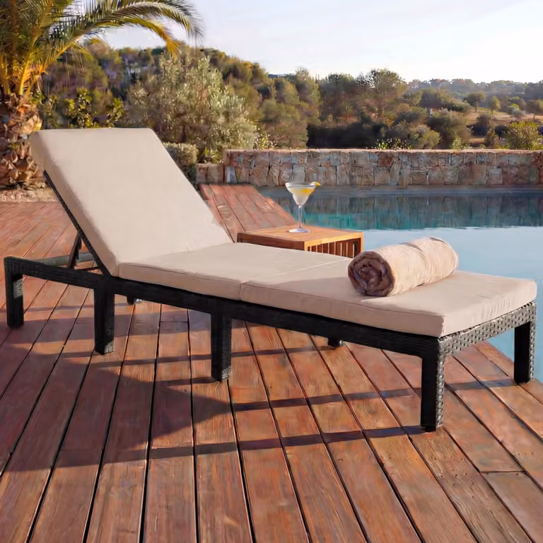Mendler Poly-Rattan ligbed HWC-A51 relaxstoel voor de tuin in basis bruin met crème kussens