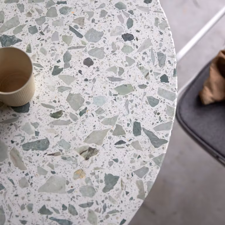 Tikamoon Ronde tafel voor 4 personen - Groen en Wit - Terrazzo en Metaal - Diameter: 90 cm