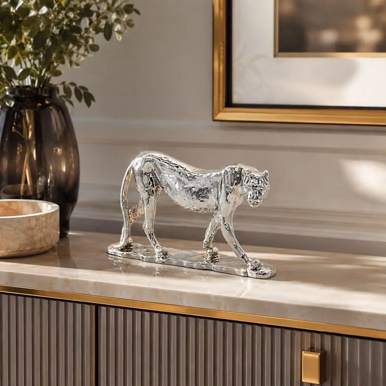 Zirkle Zilveren Panter Beeld – Luxe Decoratief Luipaard Ornament – Glanzend Zilver – B/D/H: 26 x 14 x 5 cm