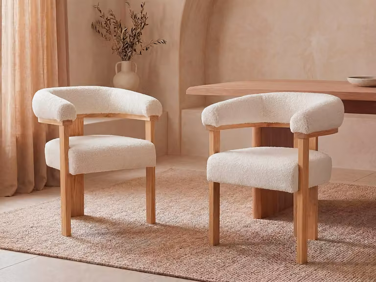 Set van 2 LIVELIA stoelen met armleuningen in witte boucléstof en naturel rubberhout