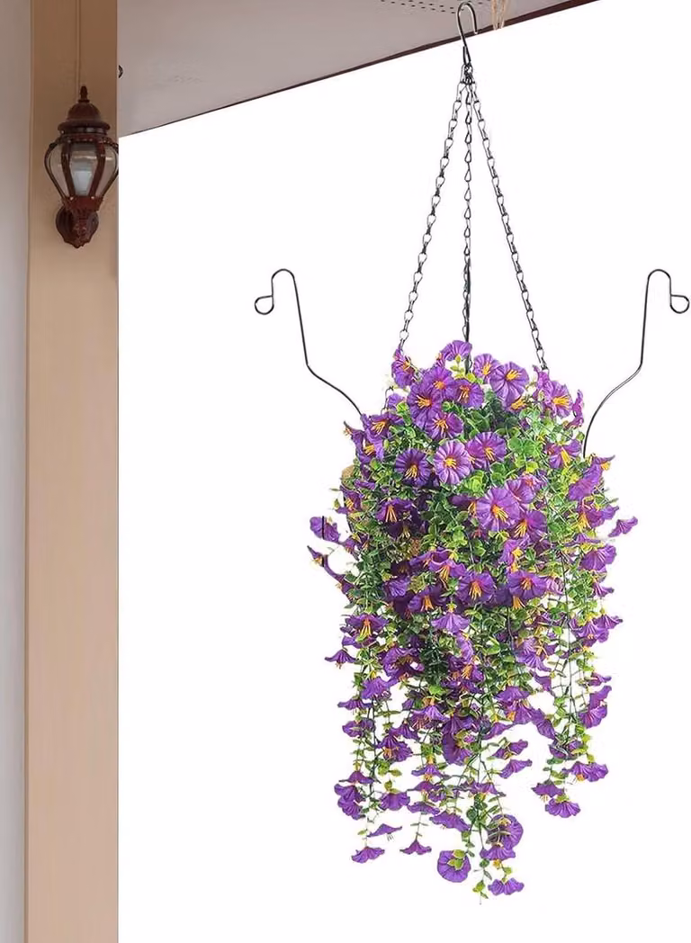 Kunstbloemen met ophangbare mand voor decoratie
