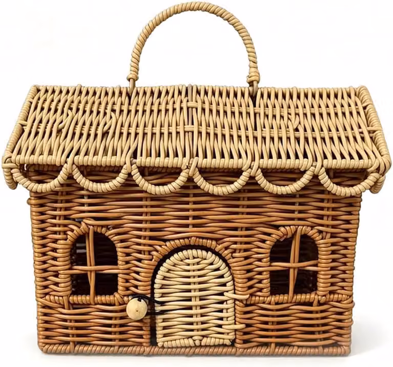 Decoratieve rieten opbergmand in de vorm van een huisje met deksel en handvatten