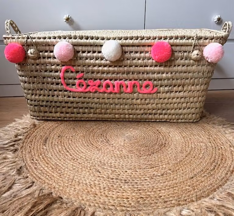 Gepersonaliseerde Rieten Opbergmand XXL met Pompon en Naam - Little G - Handgemaakt - 80 cm