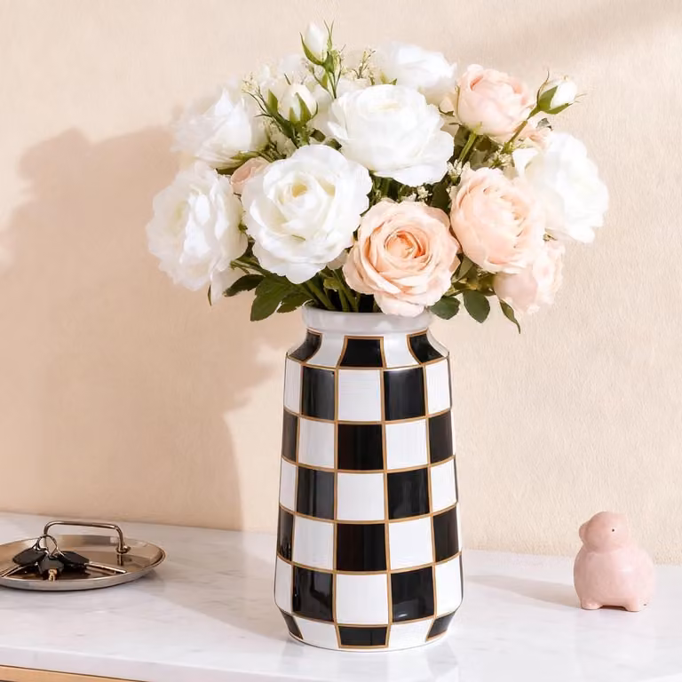 Moderne keramische vaas in zwart-wit voor bloemen en pampasgras, minimalistische decoratie voor je woonkamer of eettafel
