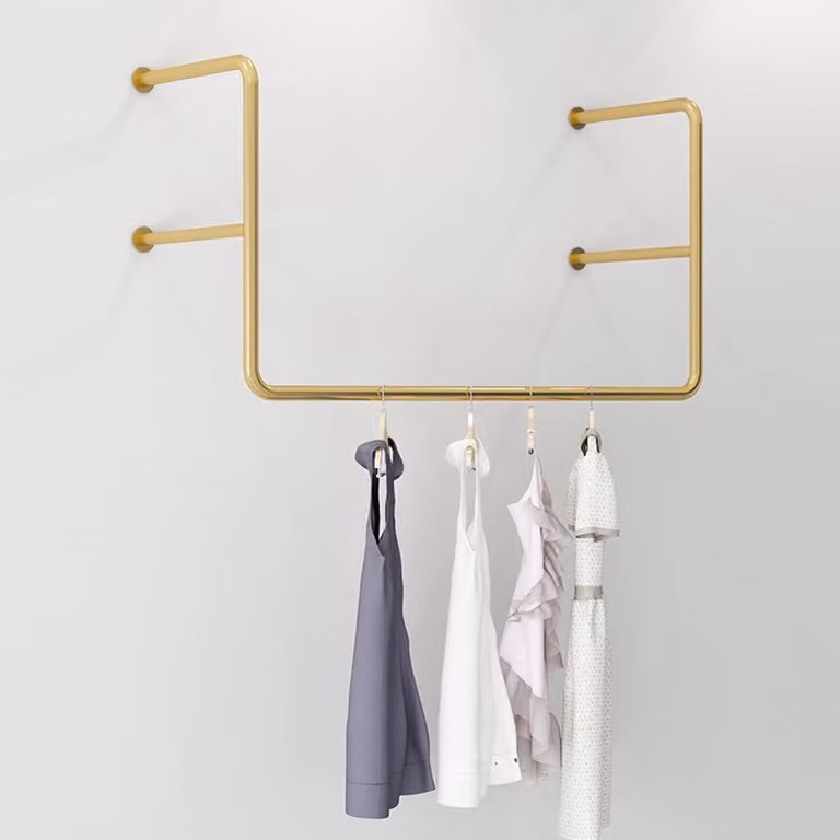 Luxe Wandkledingstang en Kledingrek met Gouden Afwerking voor Boetiek of Inloopkast