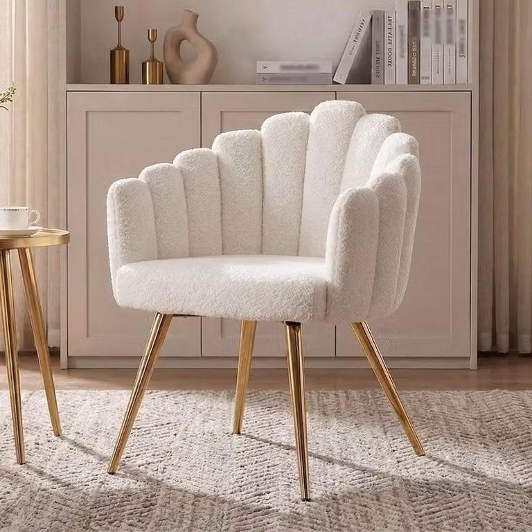 Witte fauteuil van kunstbont met vingervormige rugleuning voor ontspanning in de woonkamer, Hoogte: 79 cm