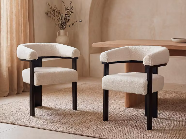 Set van 2 LIVELIA stoelen met armleuningen in witte en zwarte boucléstof en heveahout