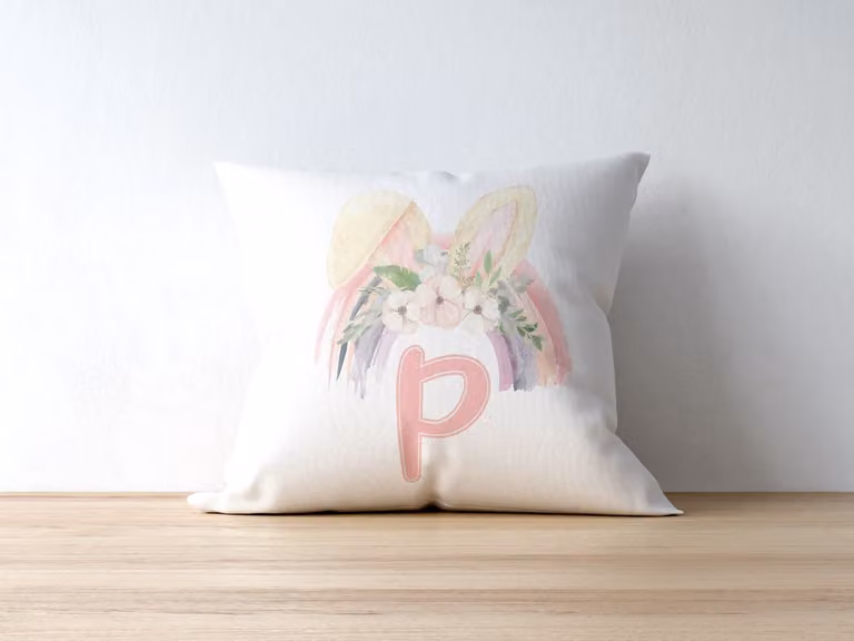 Sierkussen Letter P met Konijnenoren en Regenboog - Gepersonaliseerd Boho Bloemen Kussen voor de Kinderkamer