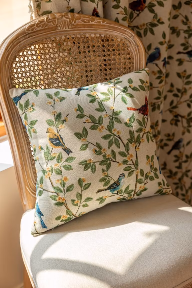 Decoratieve kussenhoes van geweven polyester met vintage botanisch vogelmotief van Floraweg