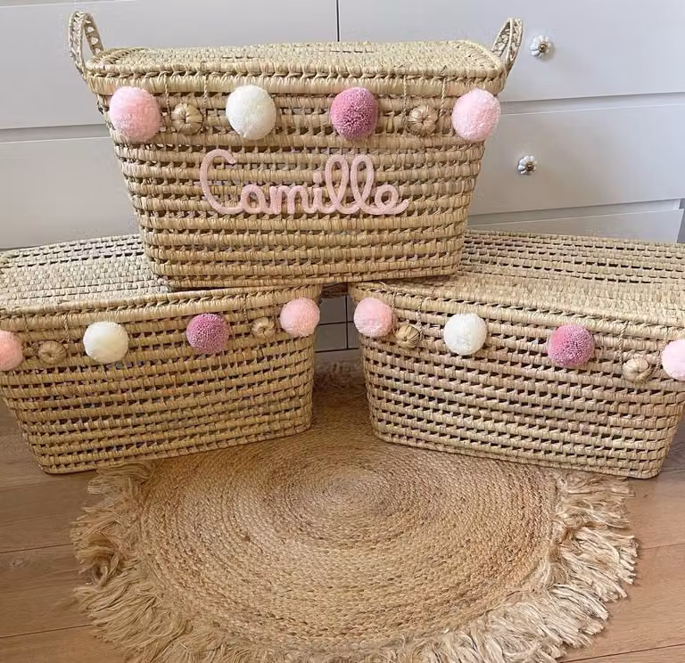 Gepersonaliseerde rieten opbergmand met pompon van Little G voor de kinderkamer, 60 cm