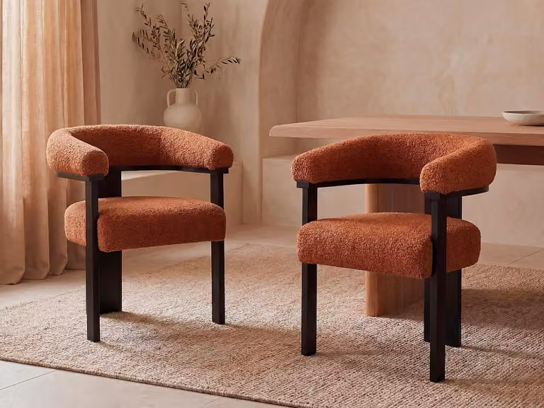 Set van 2 LIVELIA eetkamerstoelen met armleuningen in terracotta bouclé en zwart rubberhout