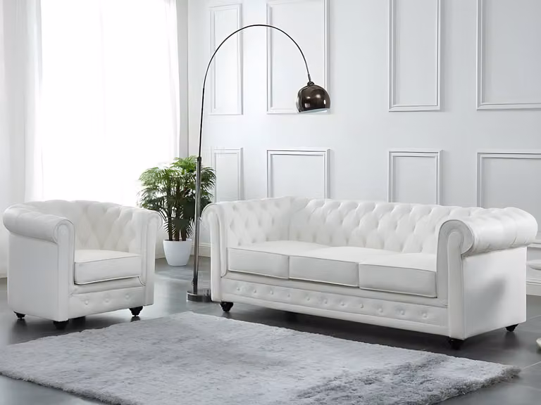 Chesterfield set bestaande uit een driezitsbank en fauteuil van wit buffelleer