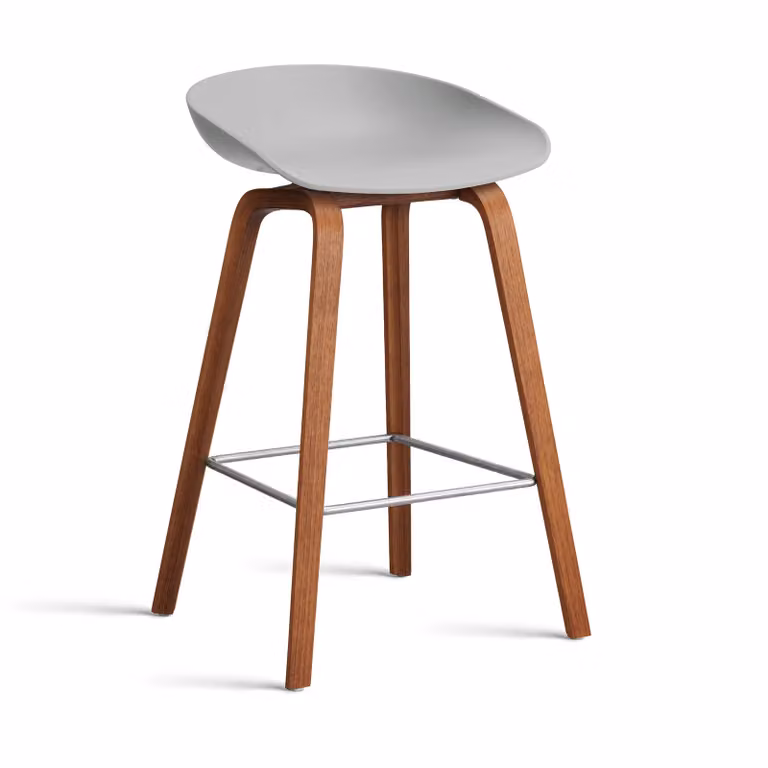 HAY About a Stool 32 Low barkruk met walnoot onderstel en concrete grey zitting