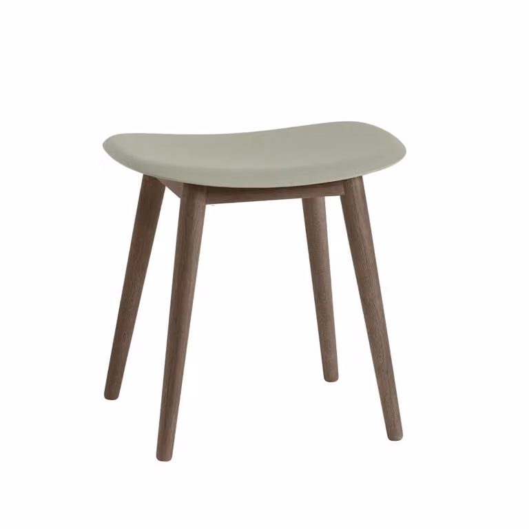 Muuto Fiber kruk dusty green met donkerbruingebeitste houten poten