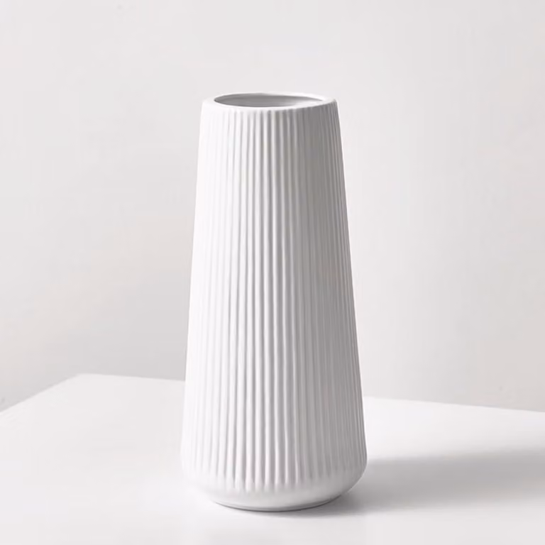 Elegante witte geribbelde vaas van keramiek voor minimalistische decoratie, Hoogte: 25 cm