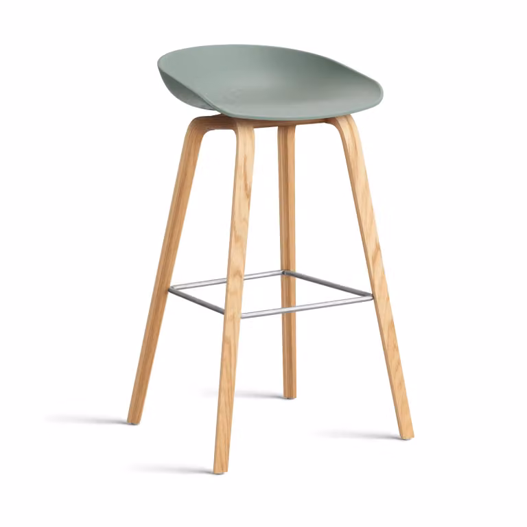 HAY About a Stool 32 High barkruk met gelakt eiken onderstel en roestvrijstalen steun in Fall green