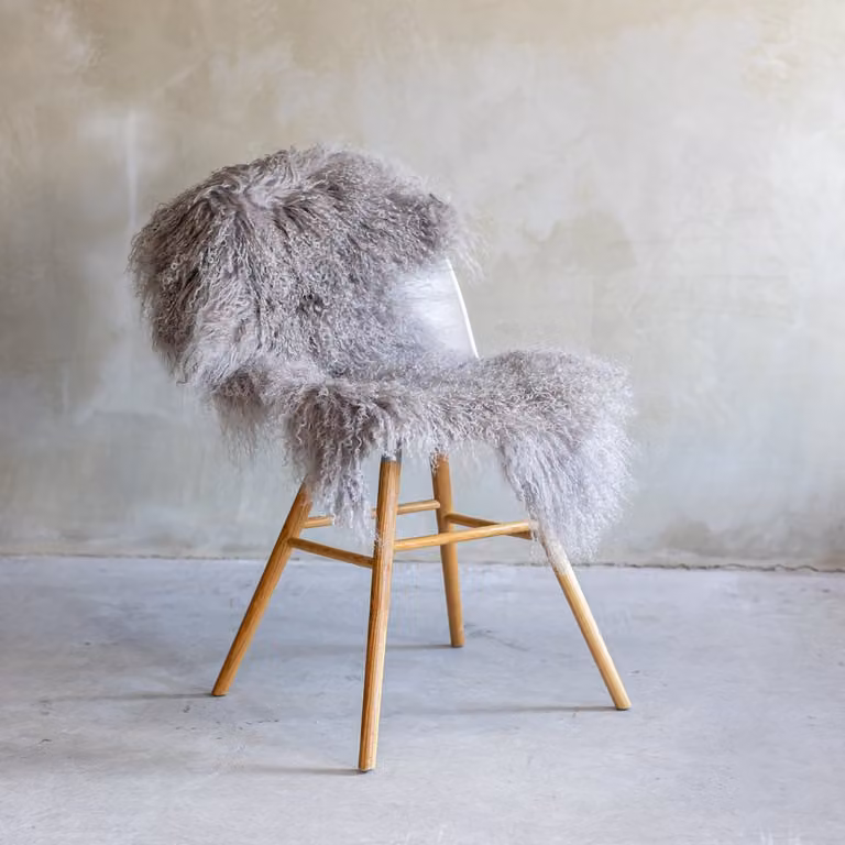 Van Buren Tibetaanse schapenvacht taupe van 100% echte gekrulde wol