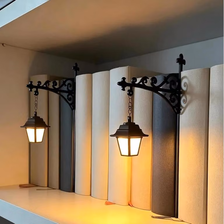 Set van 2 decoratieve metalen boekensteunen met lantaarnlamp voor op je boekenplank of bureau, zwart
