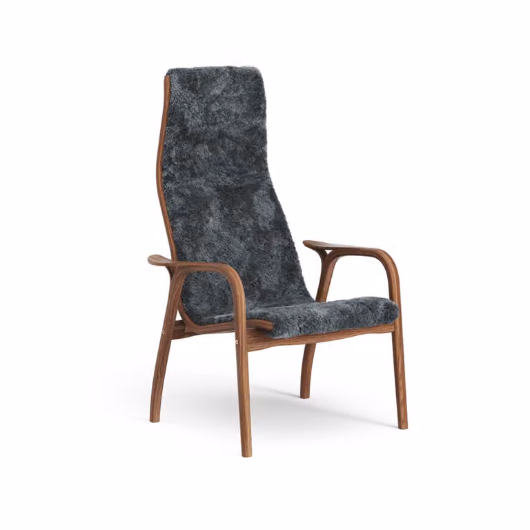 Swedese Lamino Fauteuil met schapenvacht in charcoal en gelakt walnoothout